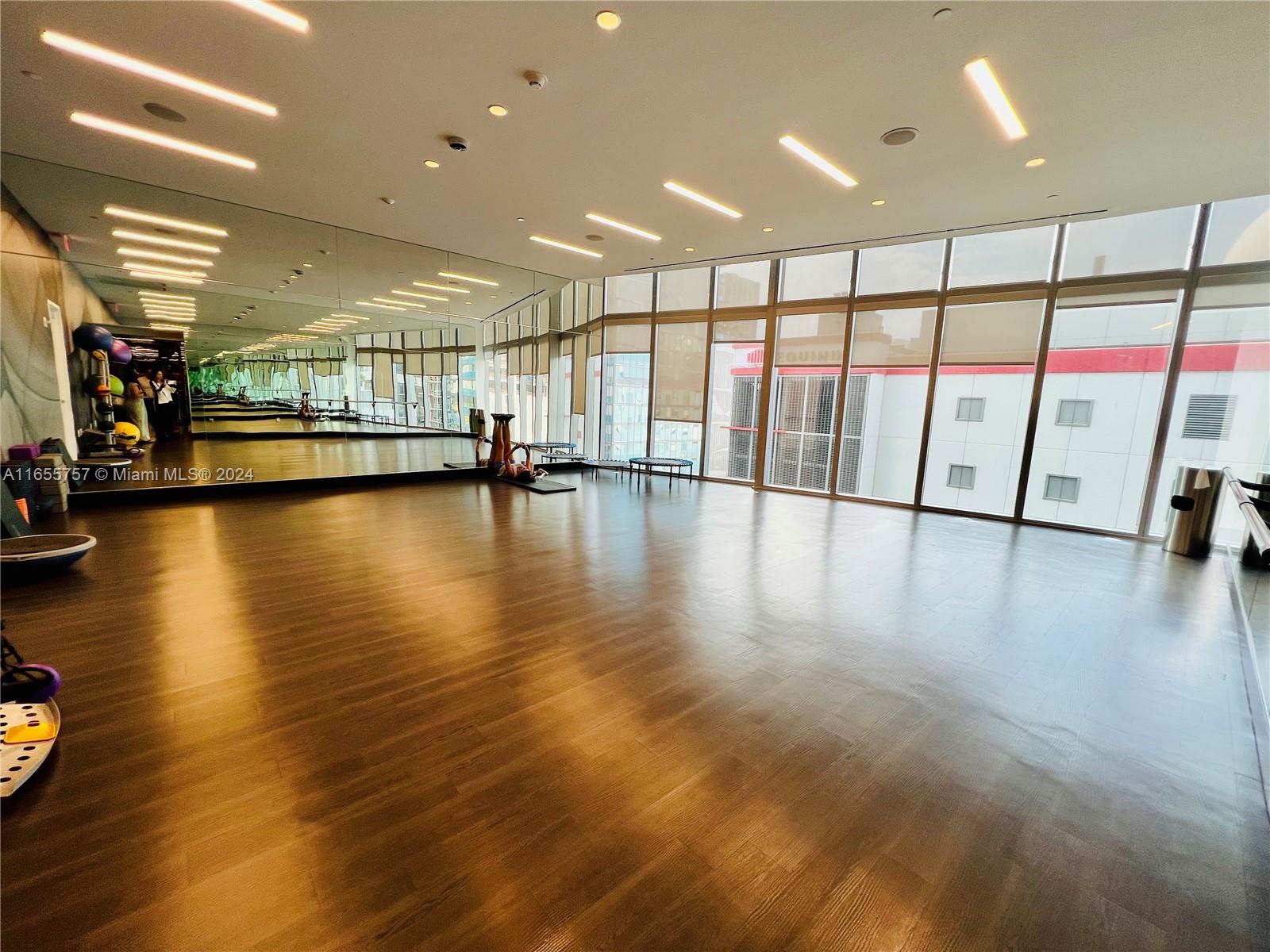 PARAMOUNT MIAMI WORLDCENT - Residential Lease