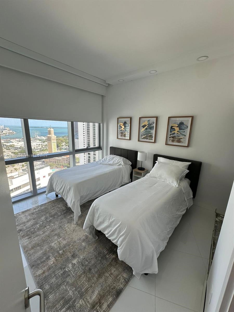 PARAMOUNT MIAMI WORLDCENT - Residential Lease