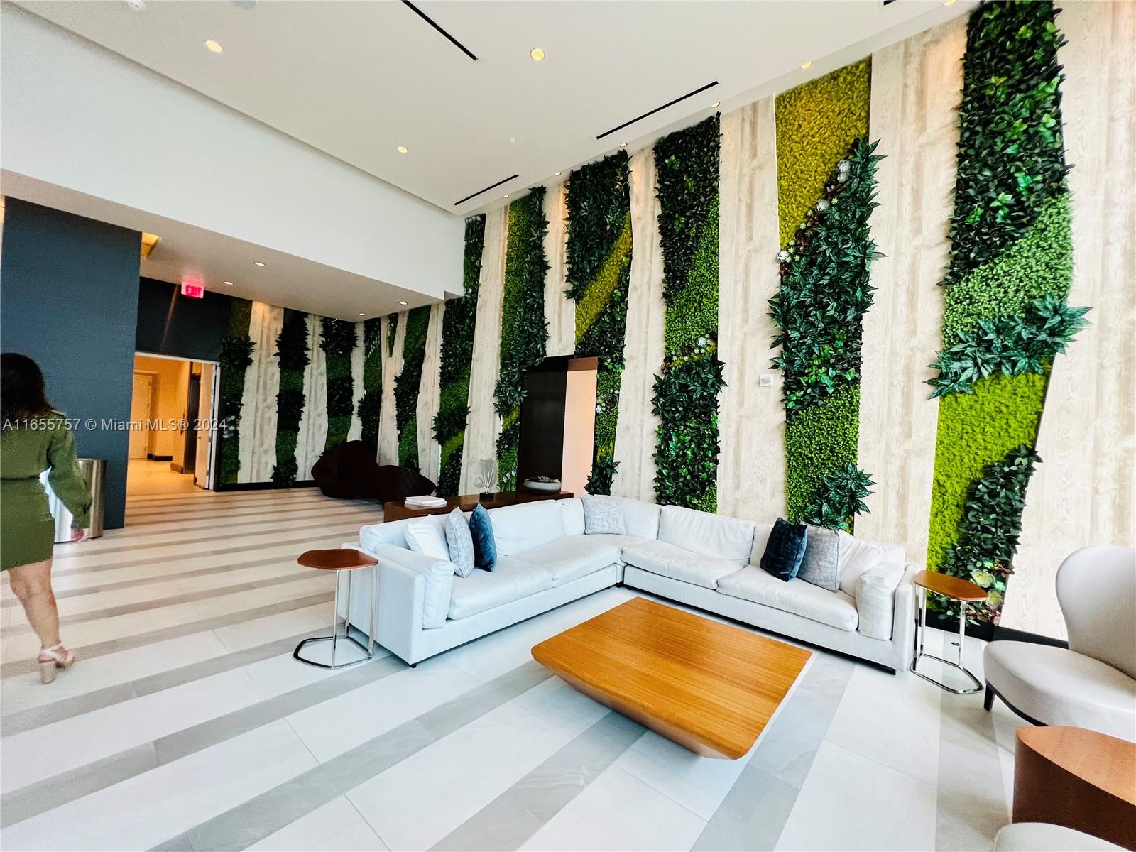 PARAMOUNT MIAMI WORLDCENT - Residential Lease