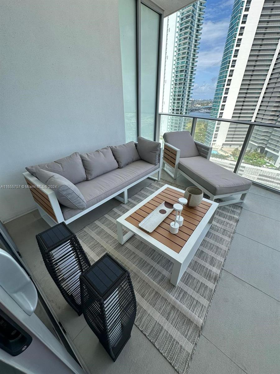 PARAMOUNT MIAMI WORLDCENT - Residential Lease