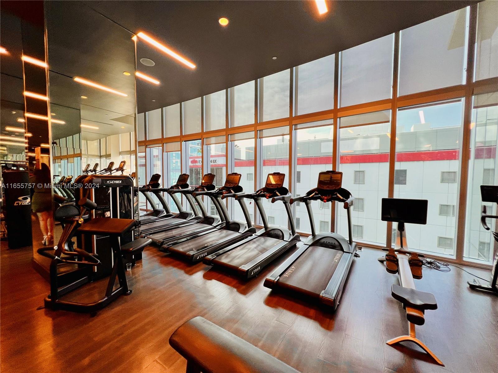 PARAMOUNT MIAMI WORLDCENT - Residential Lease