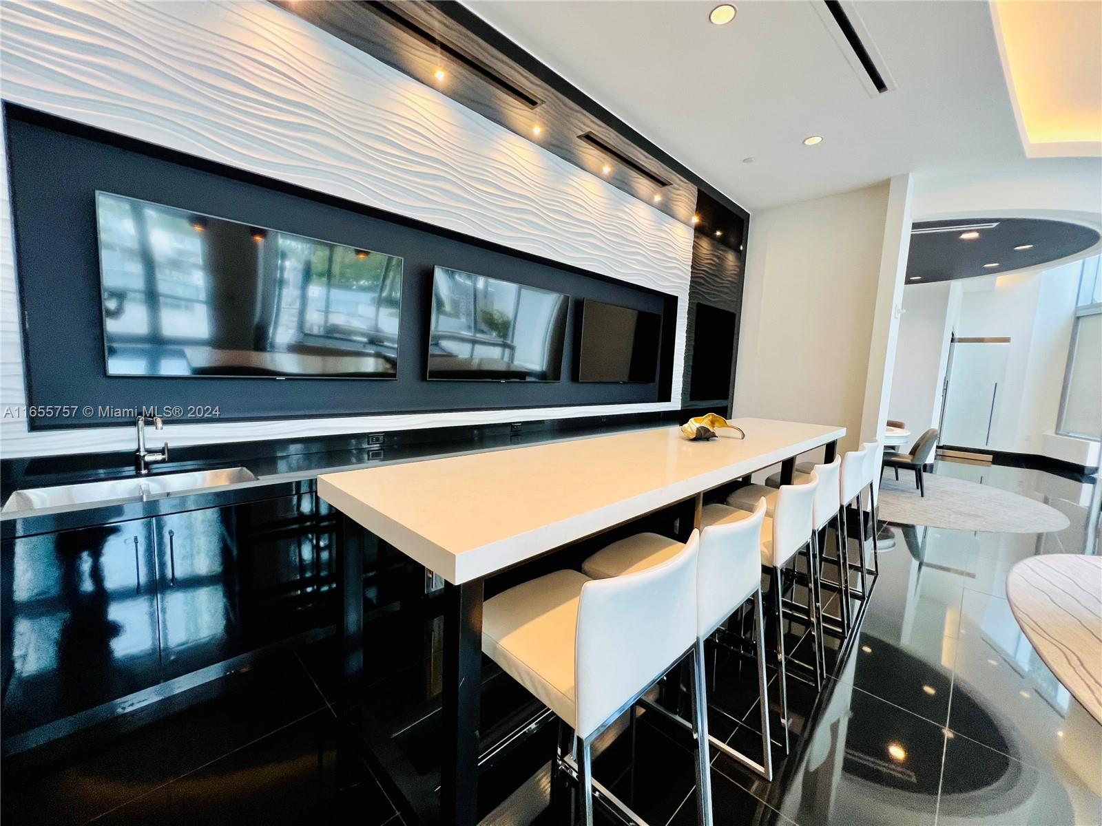 PARAMOUNT MIAMI WORLDCENT - Residential Lease