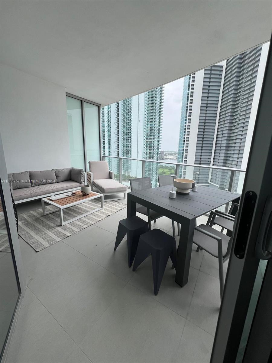 PARAMOUNT MIAMI WORLDCENT - Residential Lease
