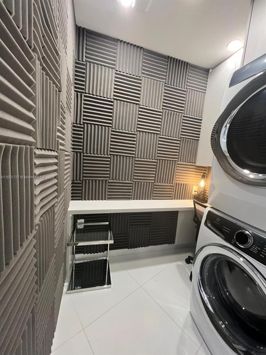 PARAMOUNT MIAMI WORLDCENT - Residential Lease