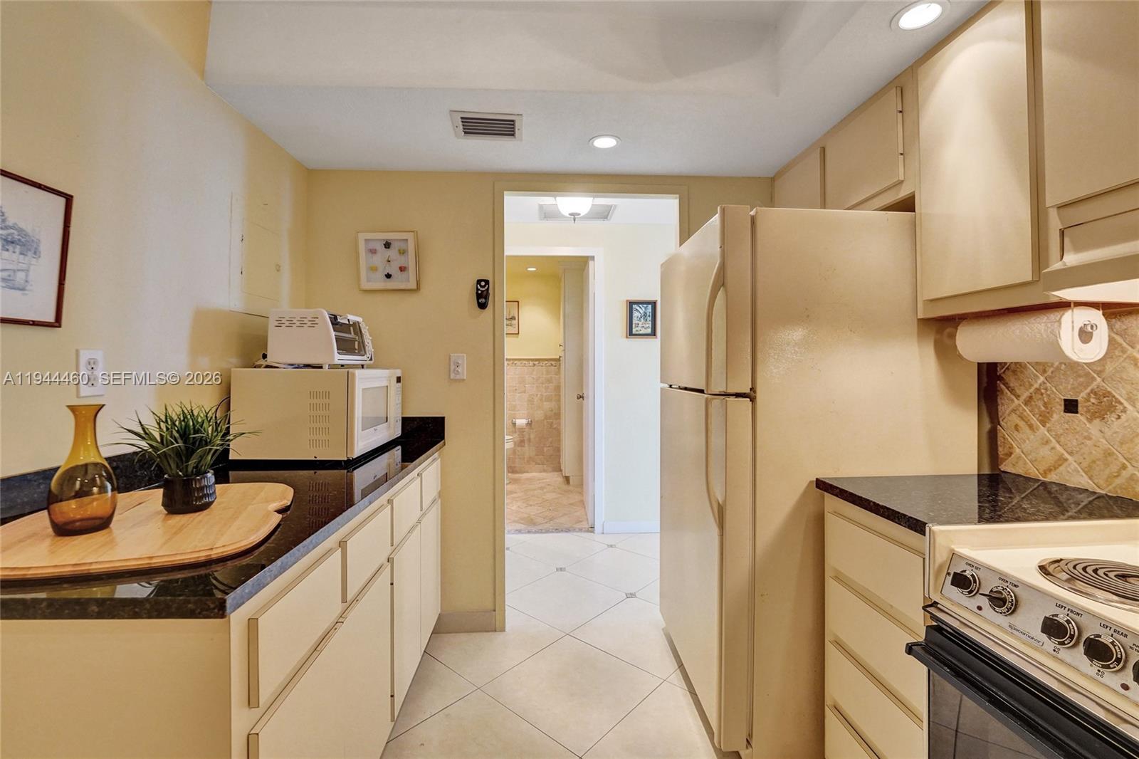 HOLLYWOOD TOWERS CONDO - Residential