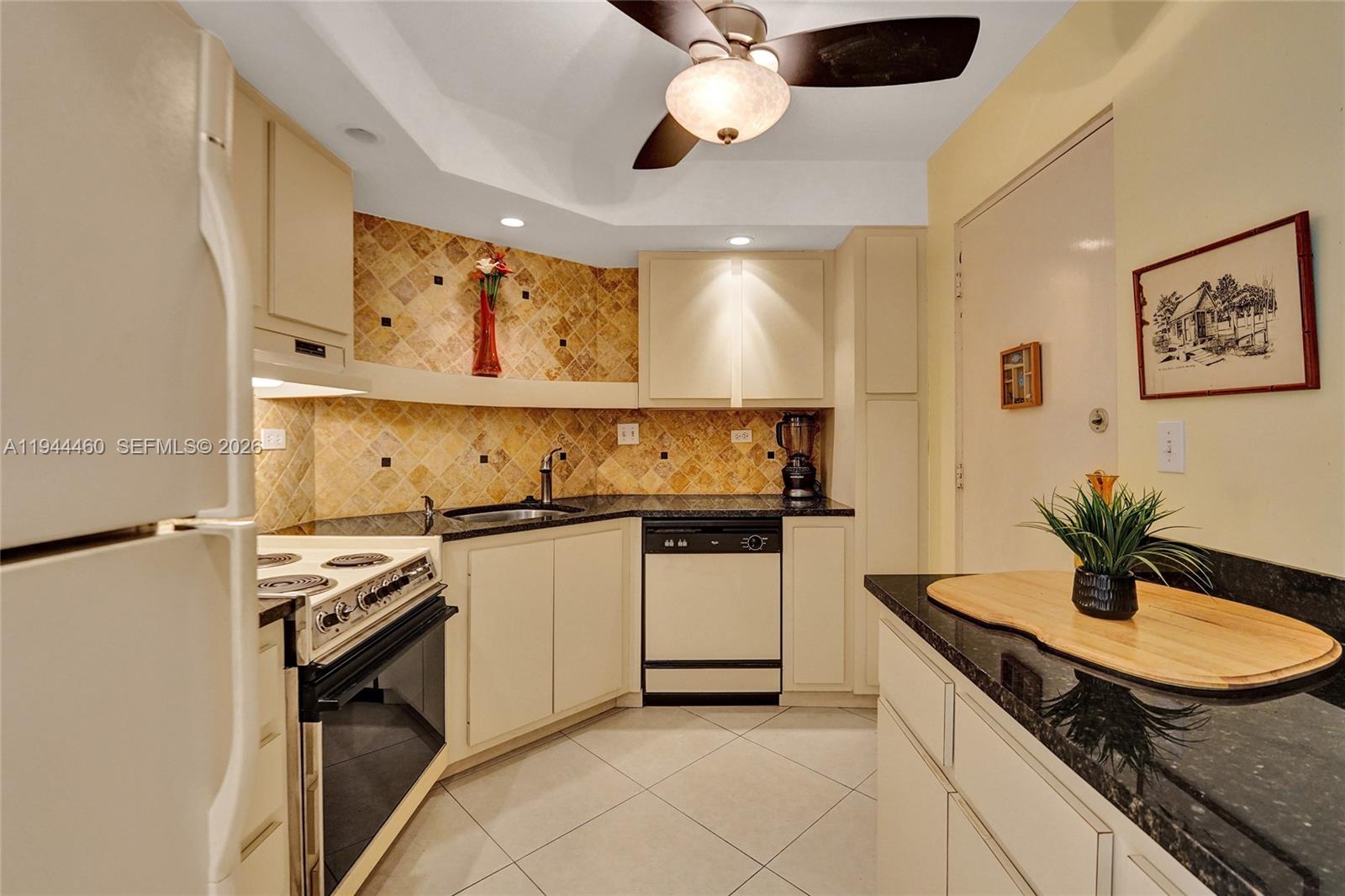 HOLLYWOOD TOWERS CONDO - Residential