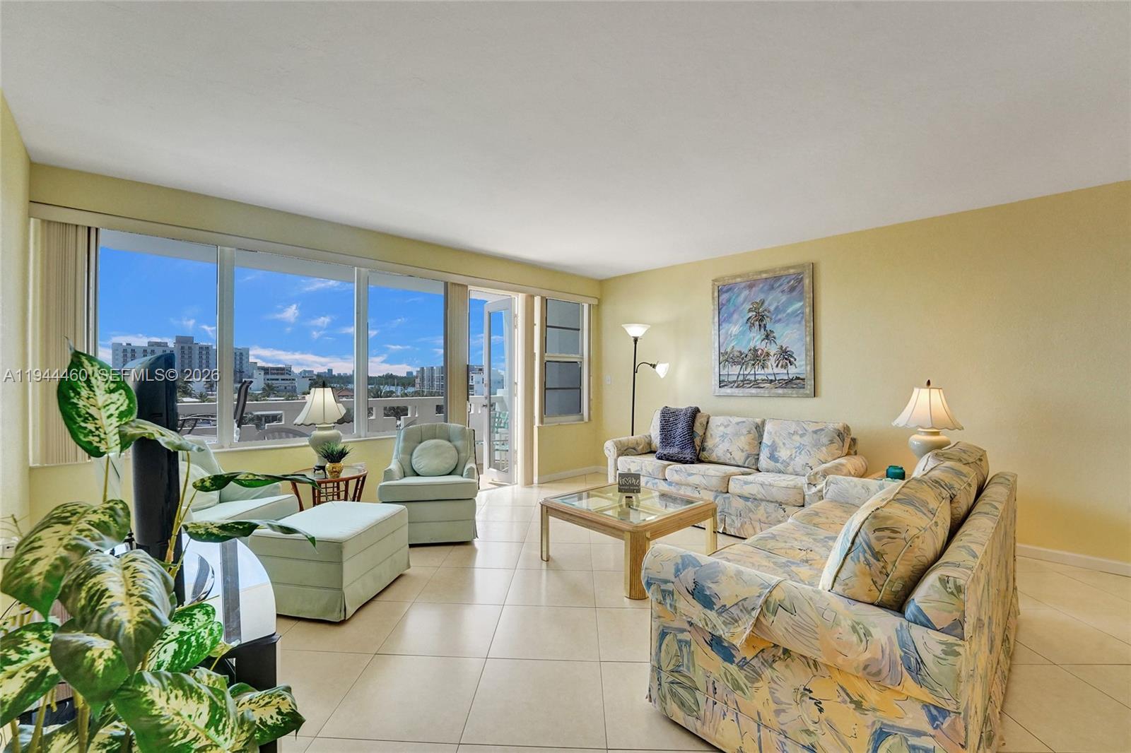 HOLLYWOOD TOWERS CONDO - Residential