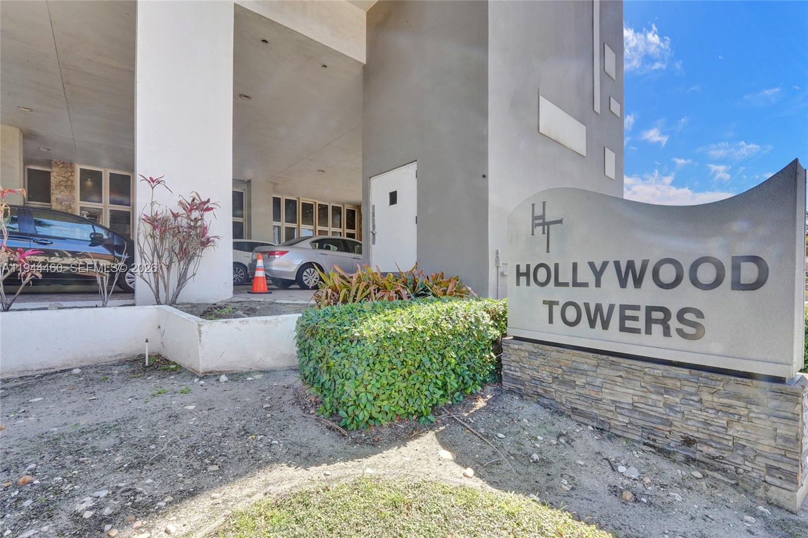 HOLLYWOOD TOWERS CONDO - Residential