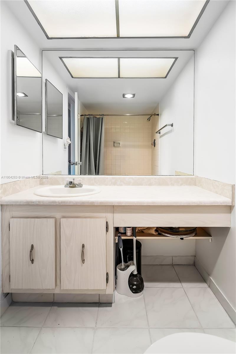 WINSTON TOWERS 500 CONDO - Residential