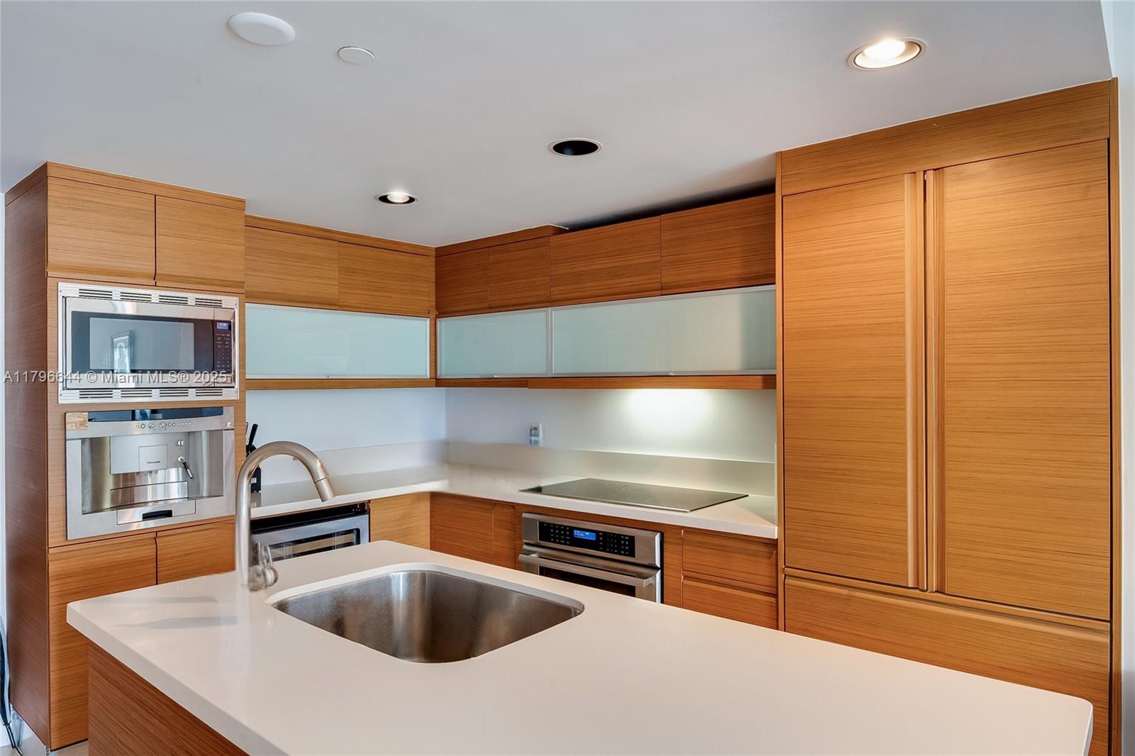 5875 Collins Ave 1504