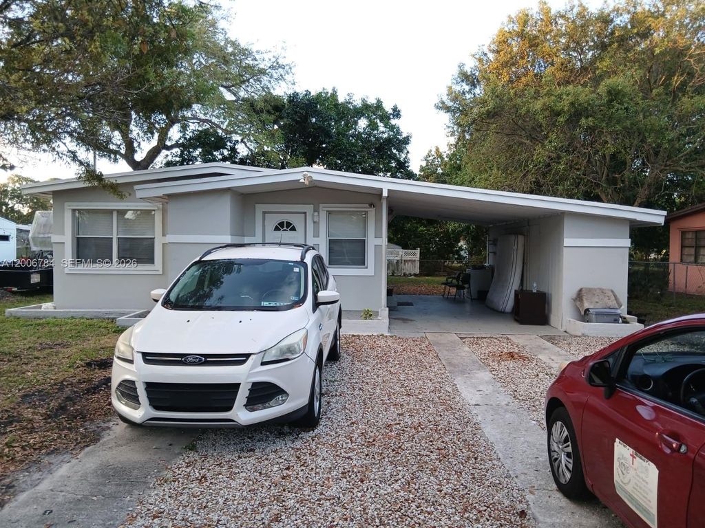 Photo of 948 NW 14th Ct, Fort Lauderdale, FL 33311 (MLS # A12006784)