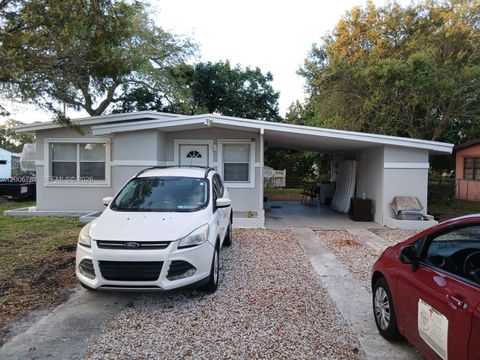 Photo of 948 NW 14th Ct, Fort Lauderdale, FL 33311 (MLS # A12006784)