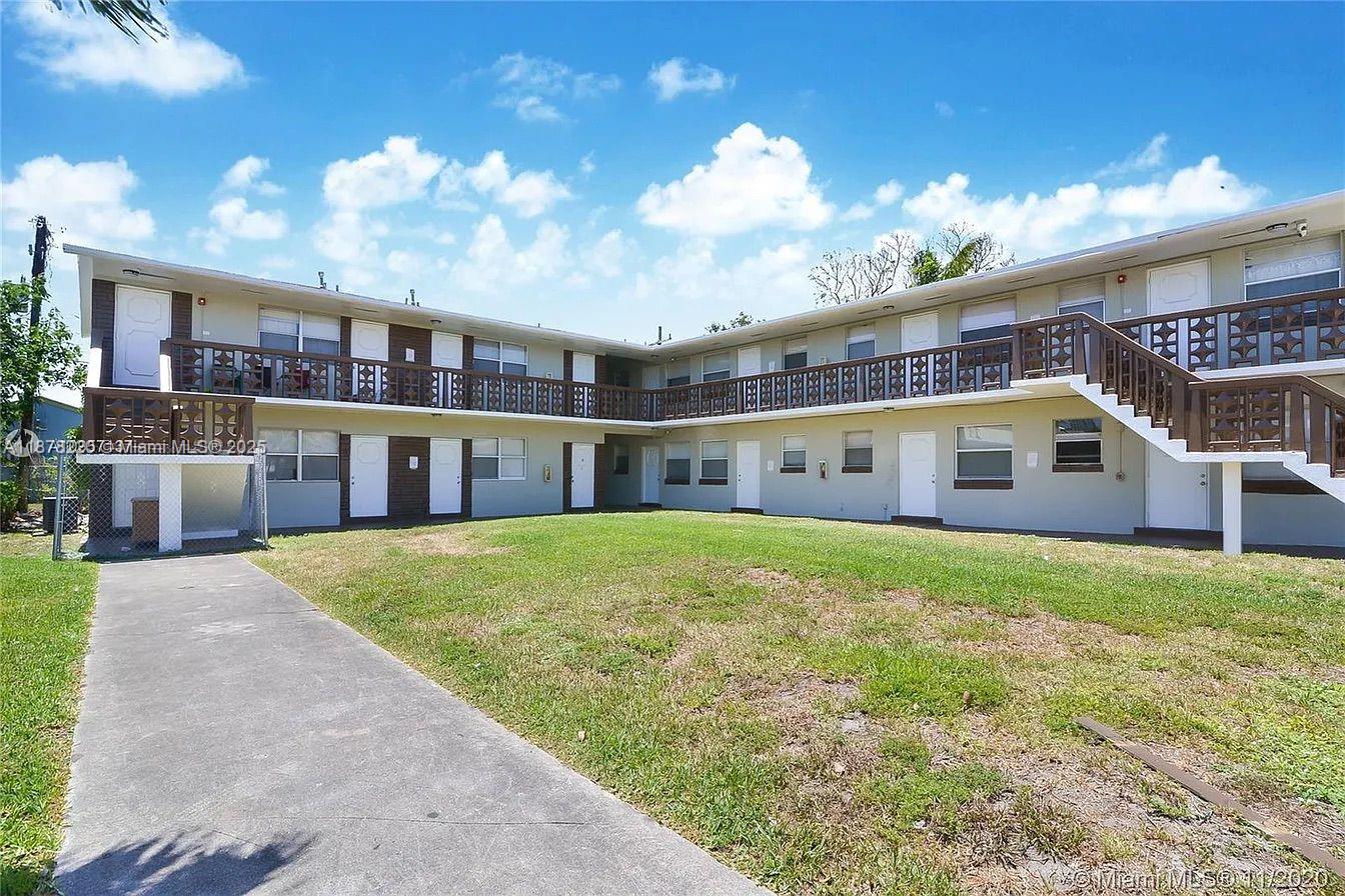 2/1 ground-floor unit in prime Hollywood location! Move-in ready with central A/C, stainless steel appliances, and laundry in the building. 1 assigned parking. $75/month flat-rate water, trash included—close to beaches, Downtown, shopping & highways.
