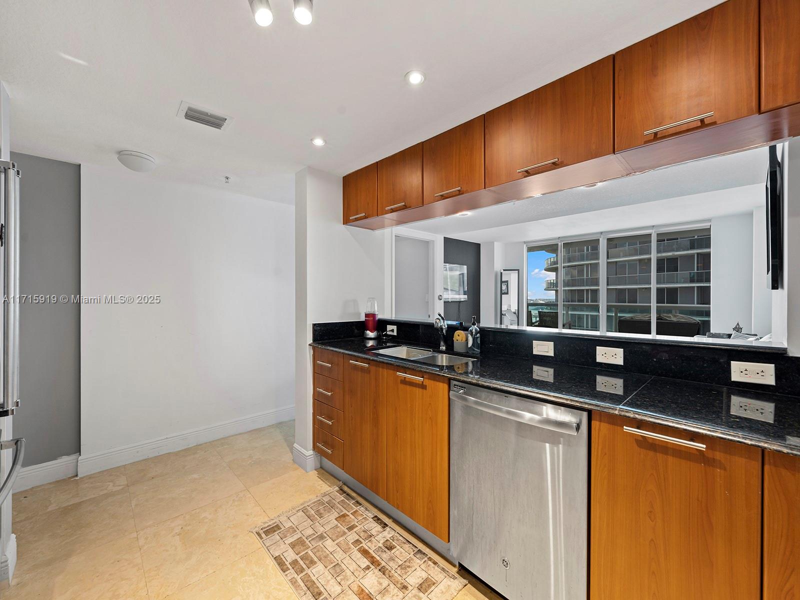 1800 CLUB CONDO - Residential Lease
