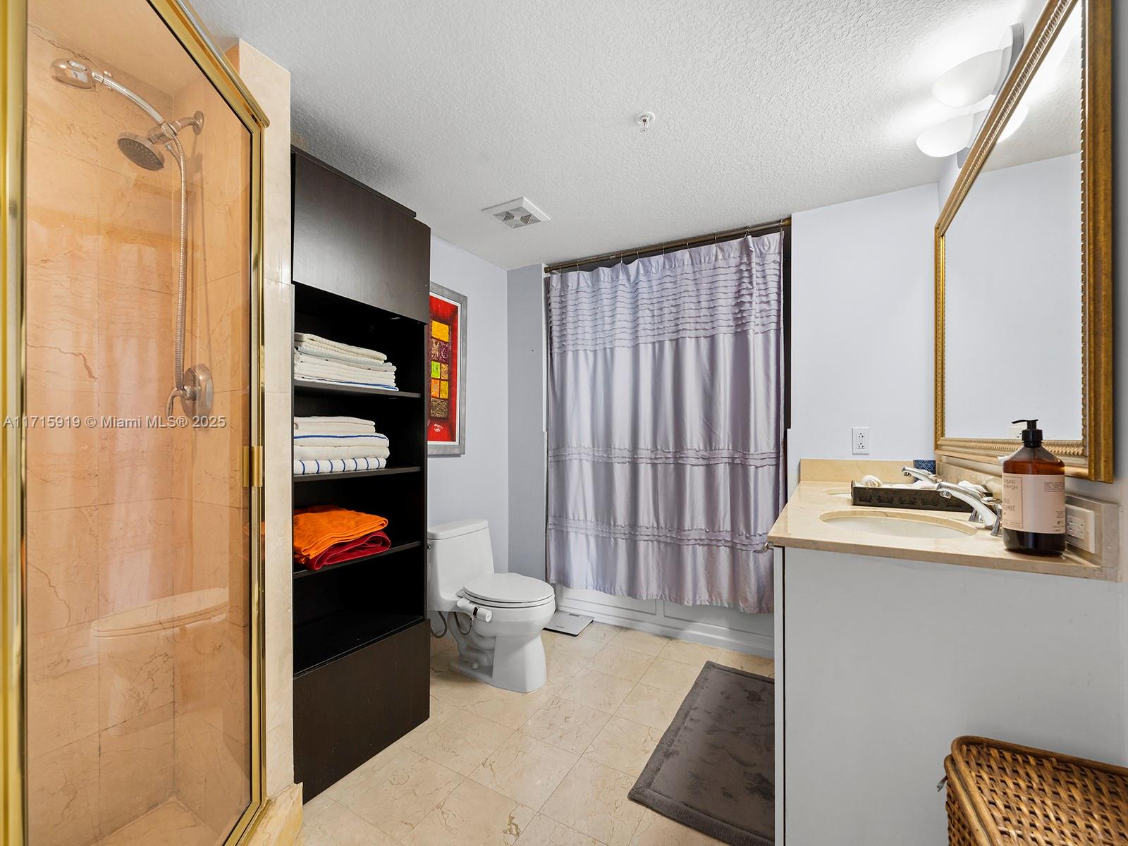 1800 CLUB CONDO - Residential Lease