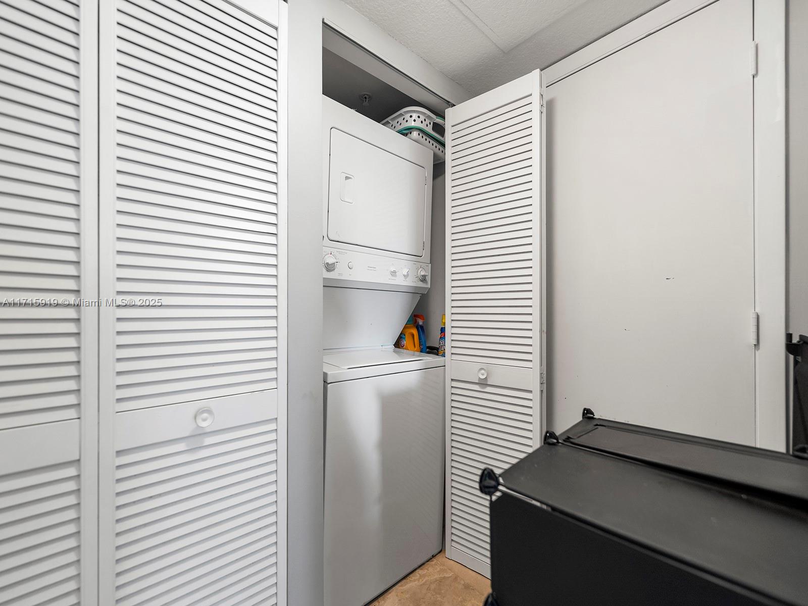 1800 CLUB CONDO - Residential Lease