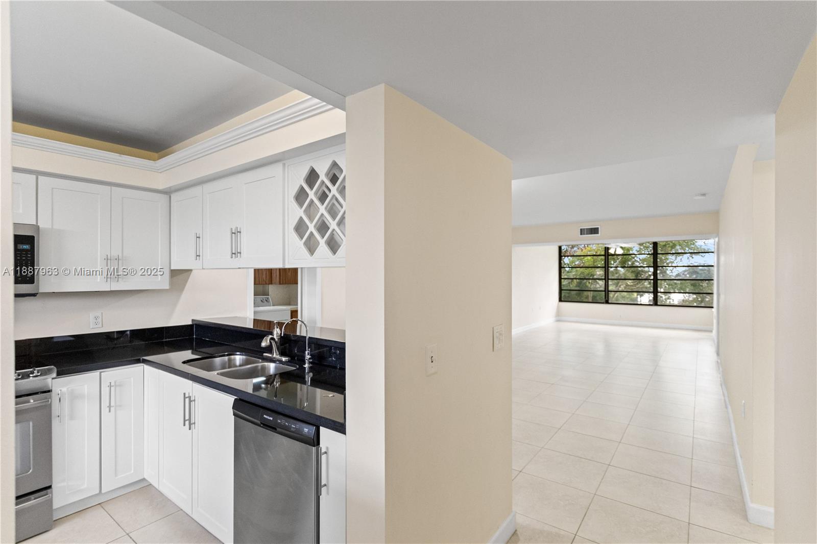 1715 Whitehall Dr 404