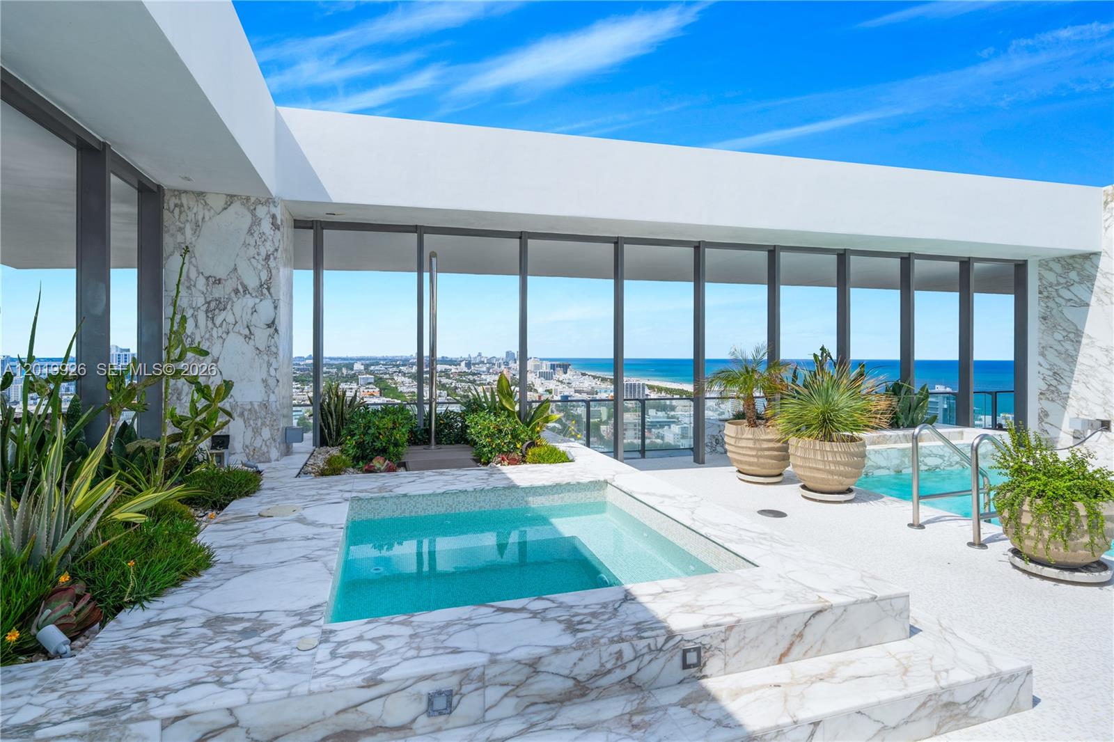 APOGEE CONDO - Residential