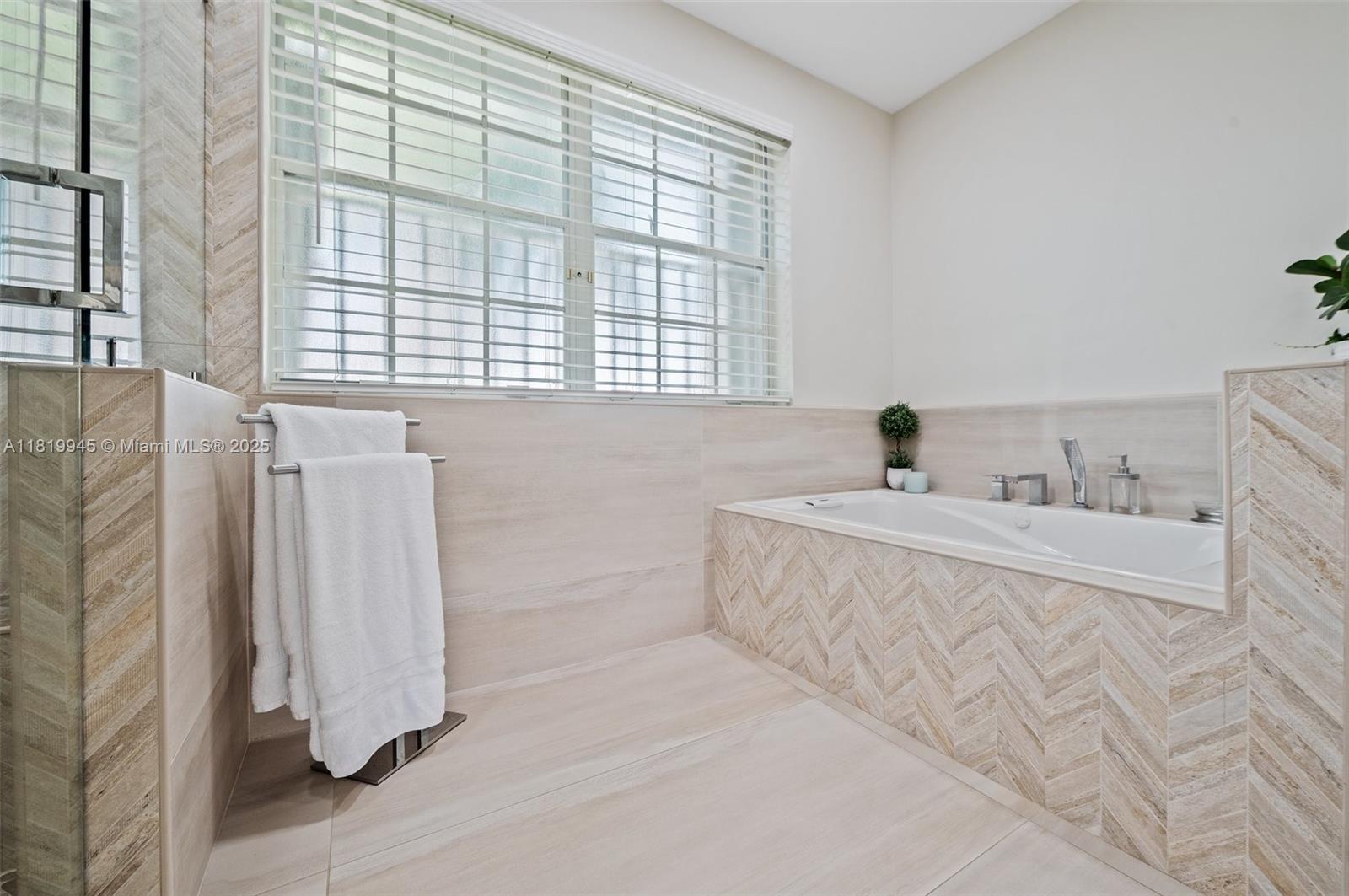 DORAL GLEN T-17816 - Residential