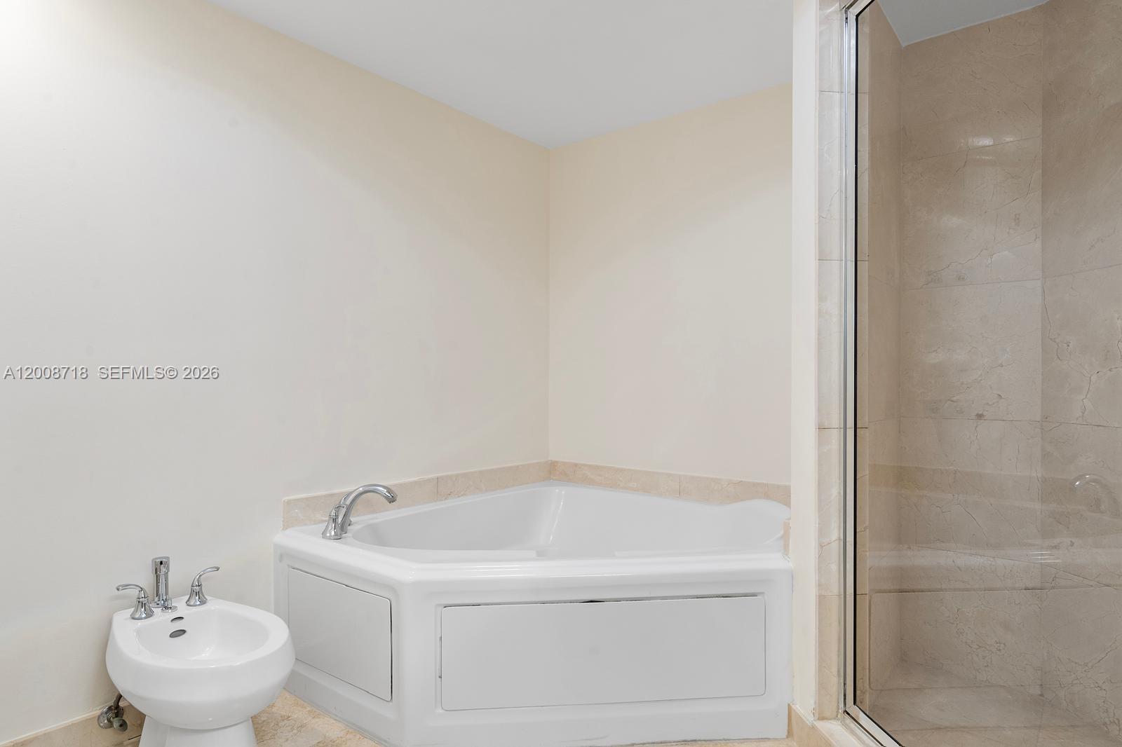 KING DAVID OF SUNNY ISLES - Residential