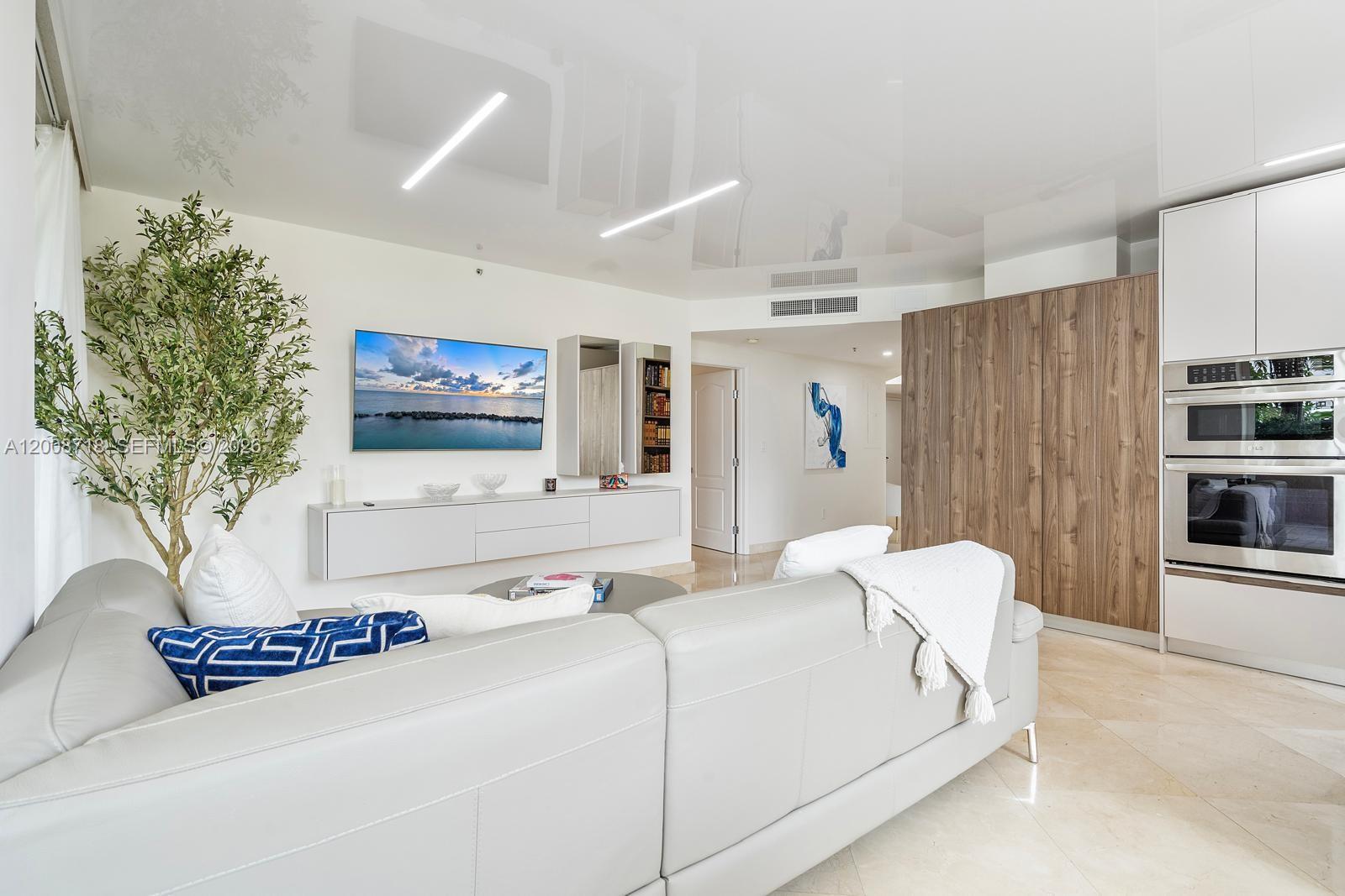 KING DAVID OF SUNNY ISLES - Residential
