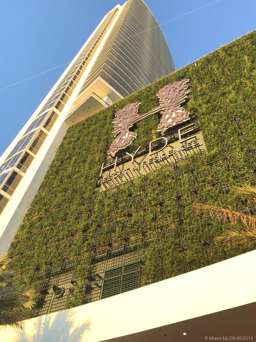 Beautiful 1 bedroom / 1 bathroom/ 2 Sofa bed with direct ocean view. Perfect location in the amazing city of Hollywood Beach. The resort has a lot of amenities. Gym, pool on the ninth floor, restaurants, spa, and much more. Ideal space for a perfect vacation. Hyde is located in a strategic location between Miami and Fort Lauderdale. At the same time, it is close to the shopping plazas and the fabulous shopping center Aventura. For shorter or high season rentals, ask the price.