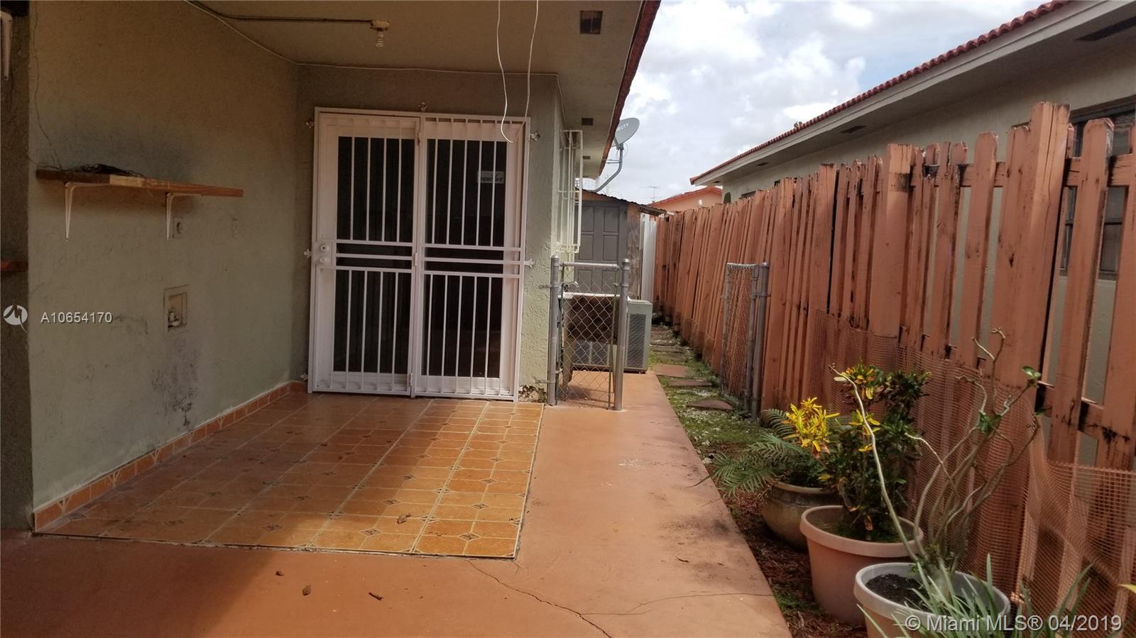 ROBLES GARDENS - Residential