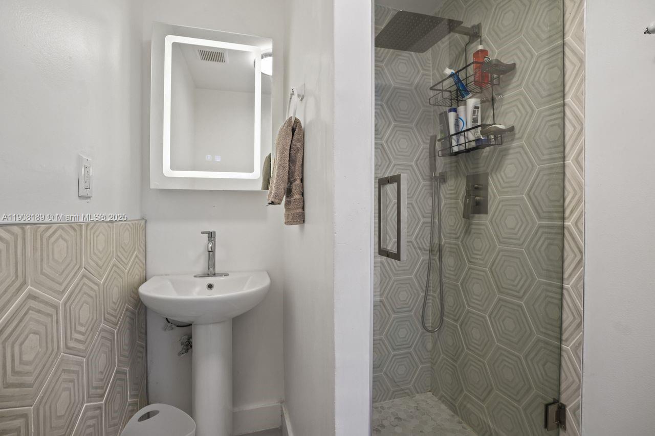 THE ST GEORGE CONDO - Residential Lease