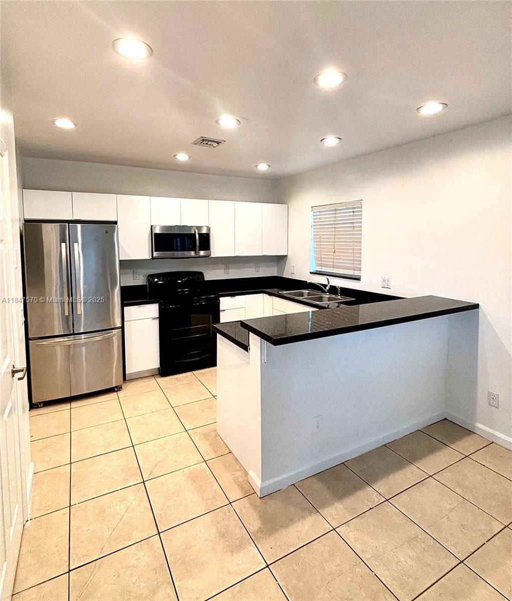 FOR RENT a spacious 3 bedroom and 2.5 bathroom Townhouse in Downtown Fort Lauderdale walking distance to Flagler Village and the Brightline. Unit has its own gate and backyard. Washer and dryer in unit and offers two parking spaces. Virtual Tour Upon Request. Application checks Income, Credit, and Background search. 4 people max. Please call or text 305-505-9568 for questions or showings.