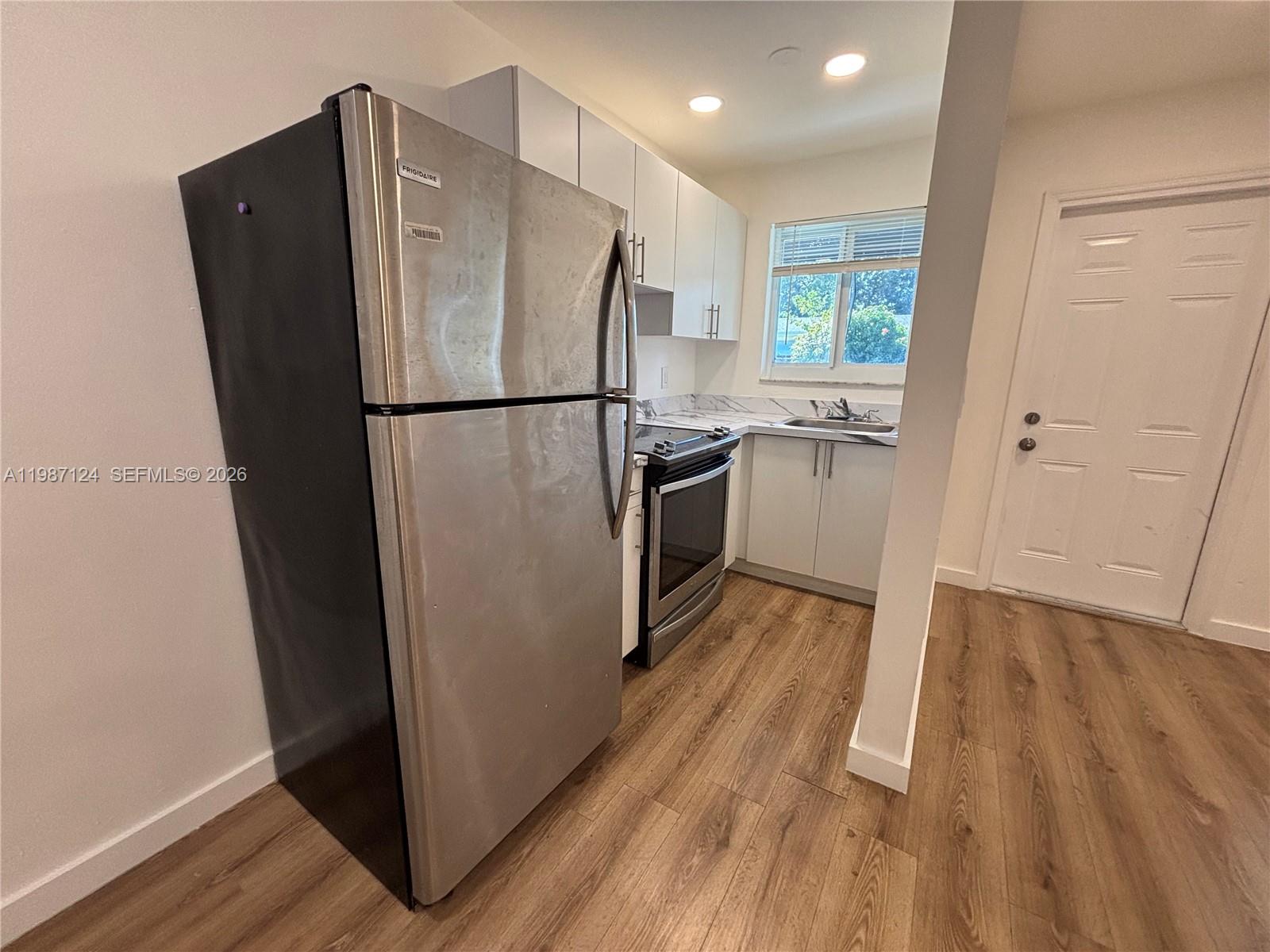 HOLLYWOOD LITTLE RANCHES - Residential Lease