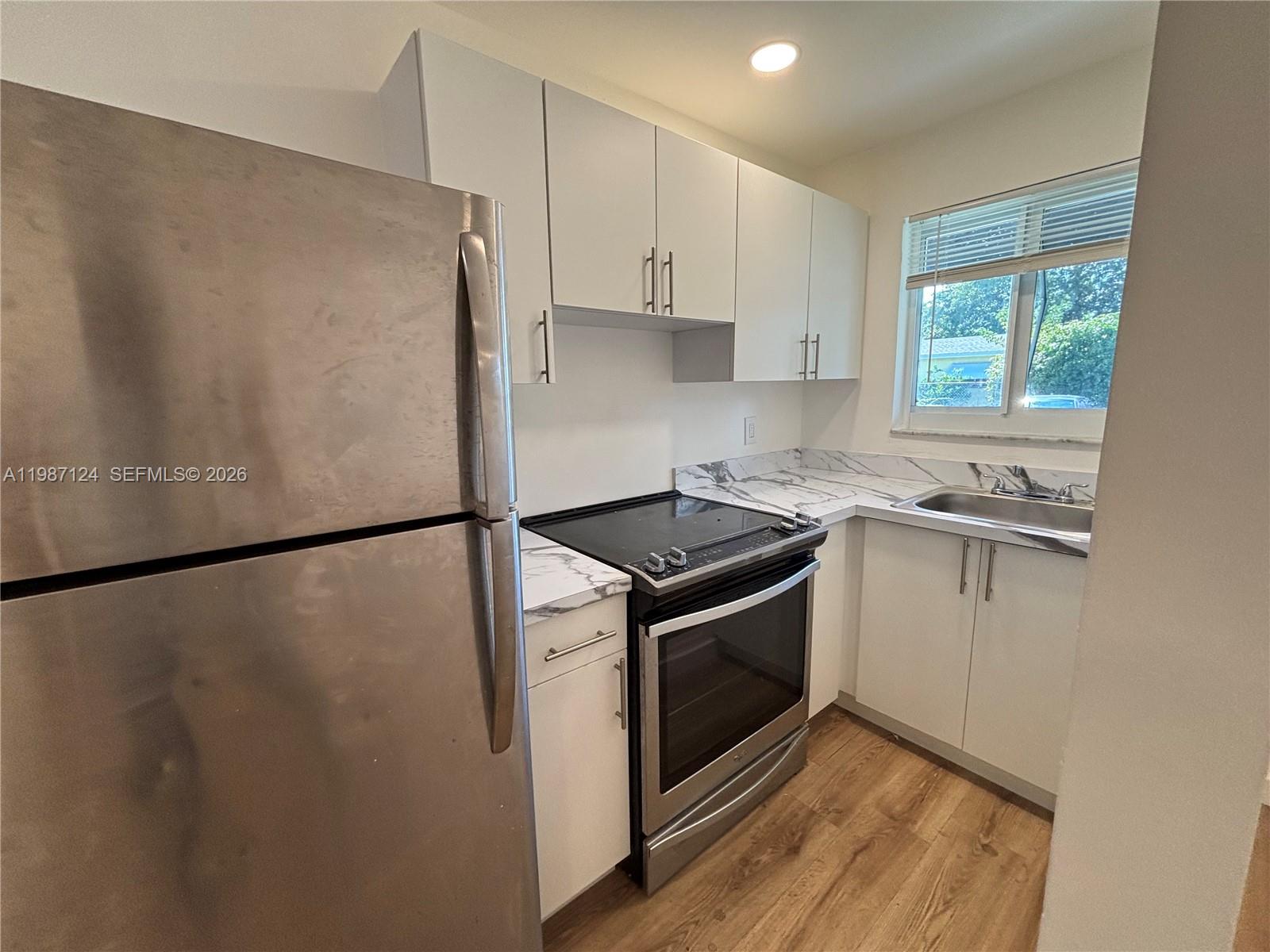 HOLLYWOOD LITTLE RANCHES - Residential Lease