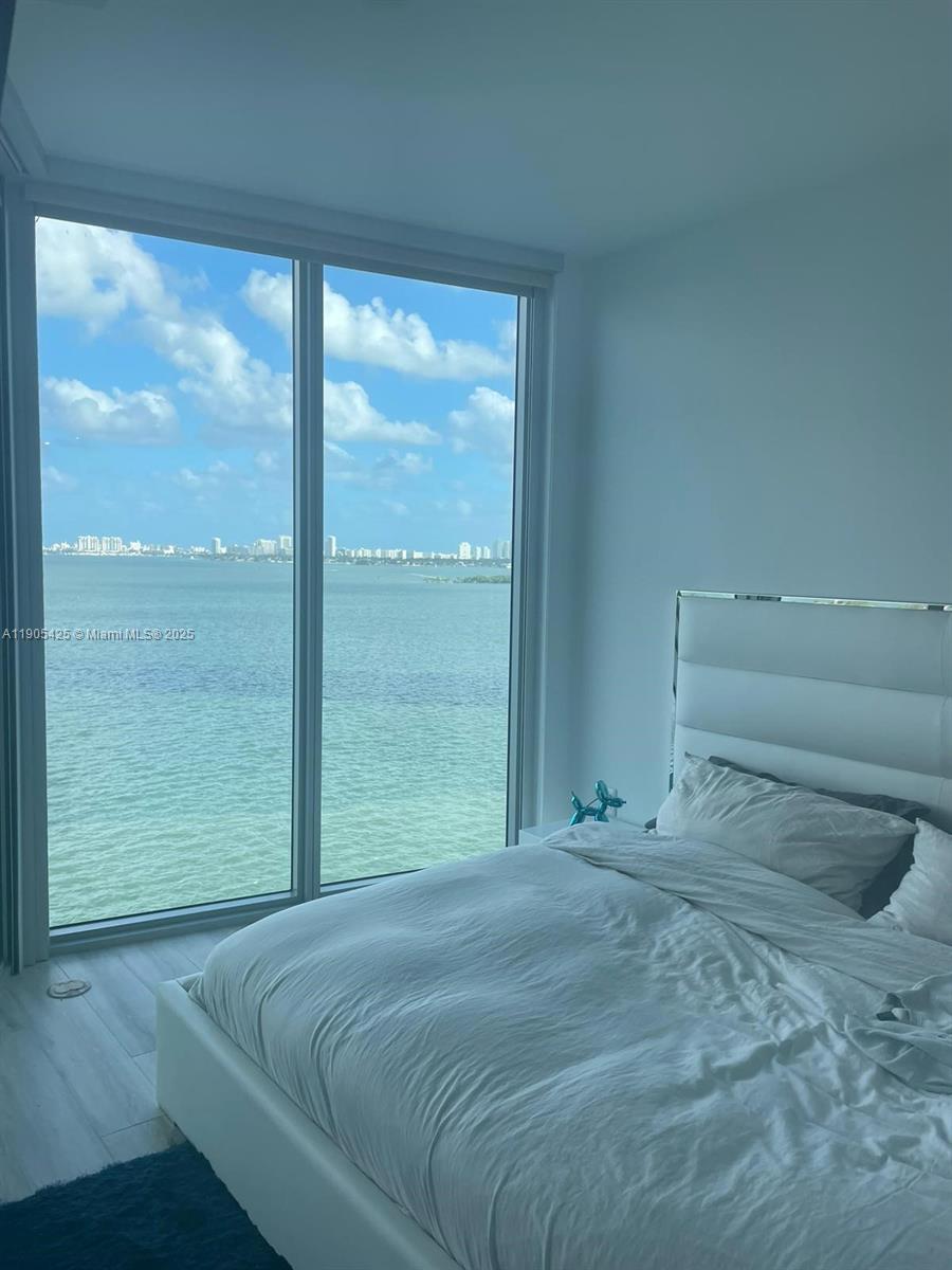 Lovely 2 BEDROOM / 2 BATHROOM unit with top of the line amenities and appliances. Fantastic bay views and semi private elevator and foyer. Amenities include: gorgeous pools, beach club cabanas, waterfront deck, state of the art fitness center. Great location, minutes away from Downtown, Design district and Wynwood.