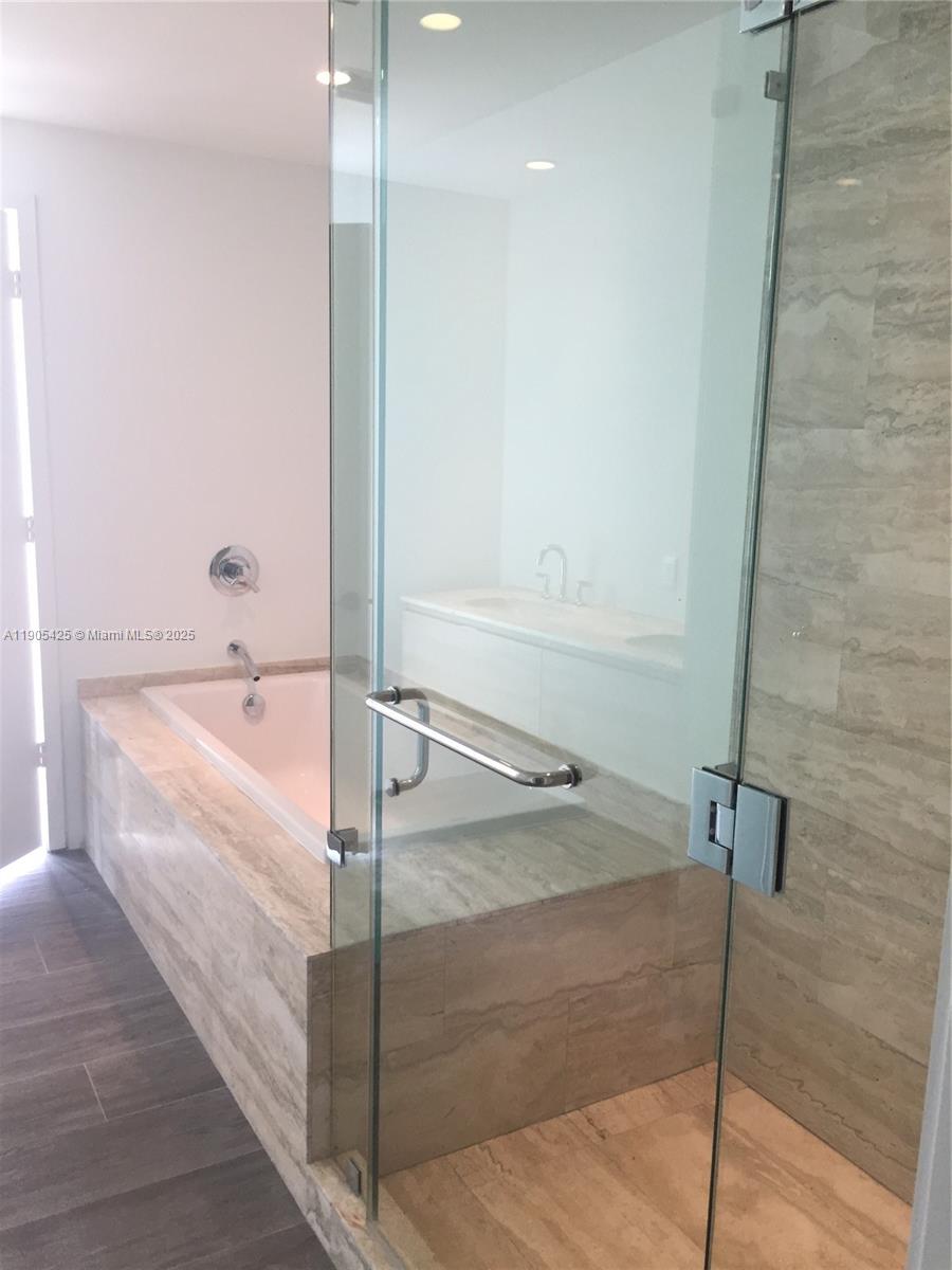 BISCAYNE BEACH - Residential