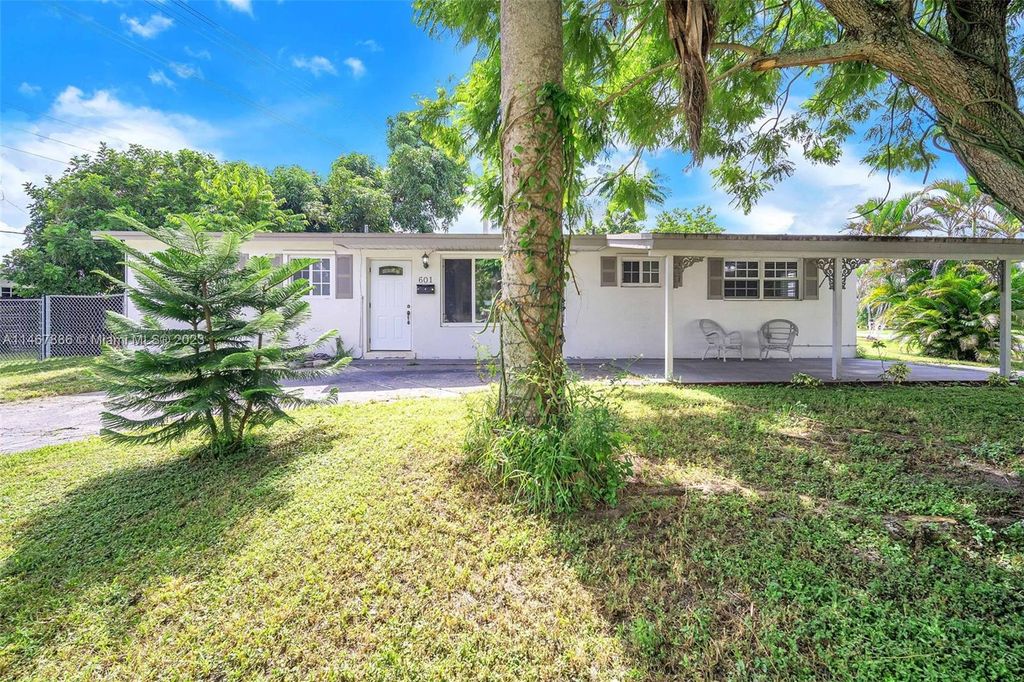 Photo of 601 SW 64th Parkway, Pembroke Pines, FL 33023 (MLS # A11467886)