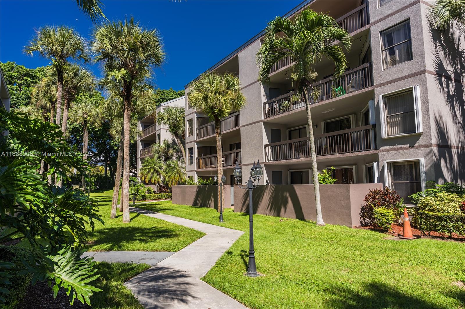CALUSA CLUB VILG BLDG D N - Residential