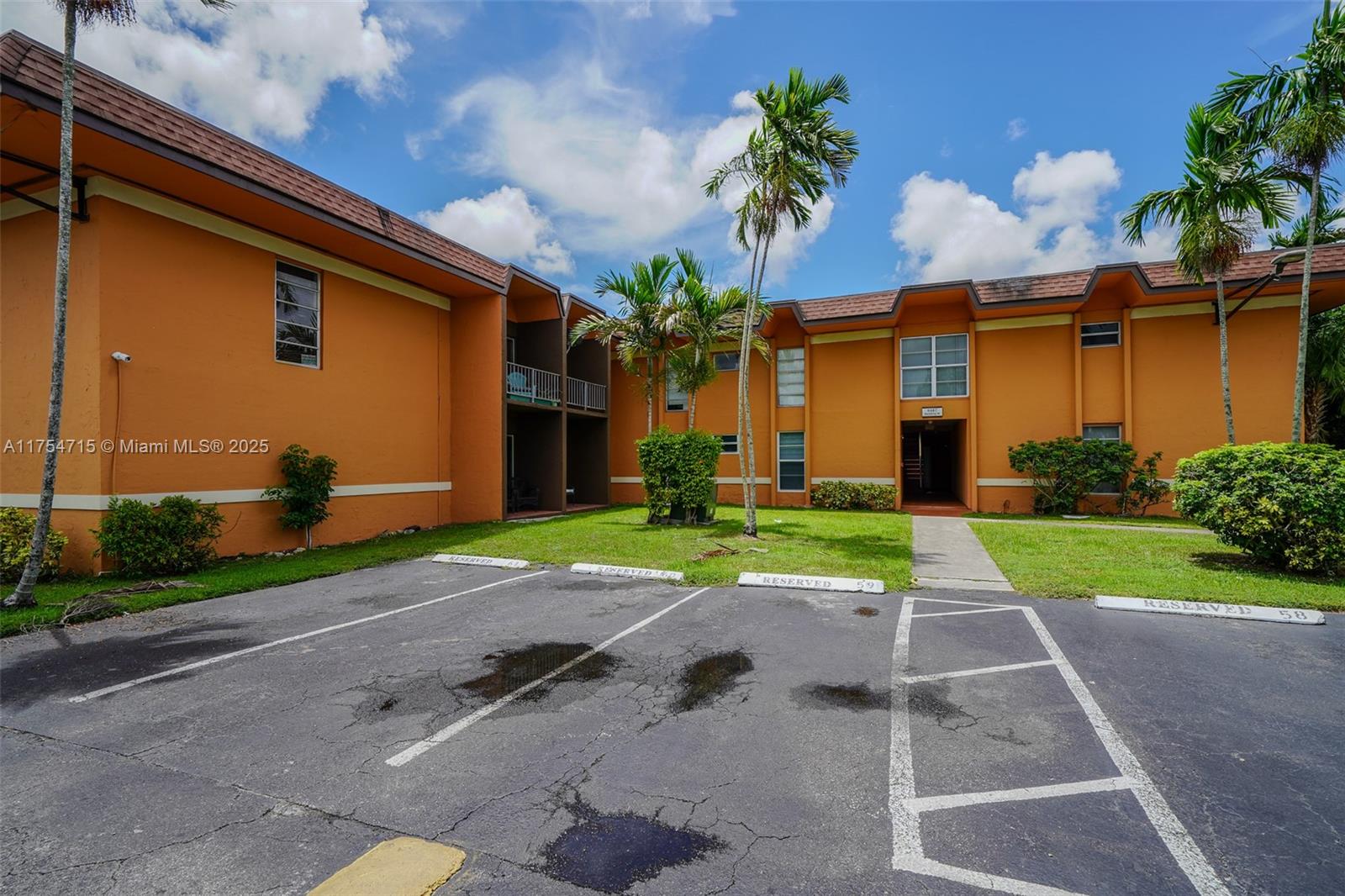 Rental Property at 9487 Sw 76th St M4, Miami, Broward County, Florida - Bedrooms: 1 
Bathrooms: 1  - $1,700 MO.