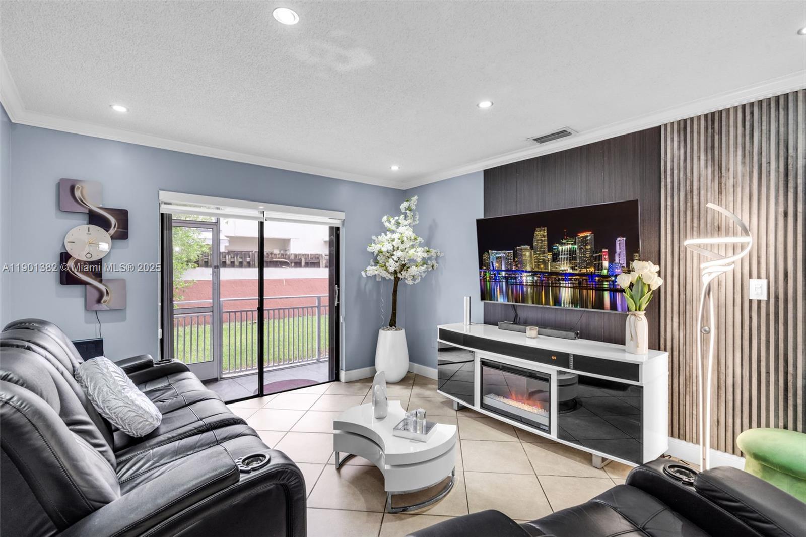 VISIONS AT FOUNTAINBLEAU - Residential