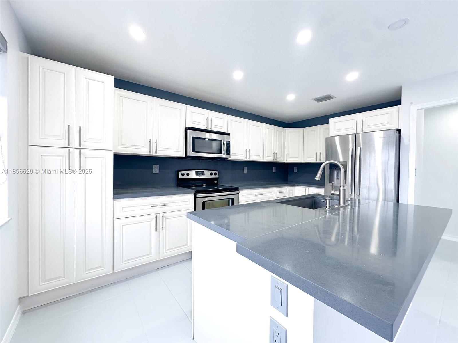 EGRET LAKES ESTATES SEC 4 - Residential Lease