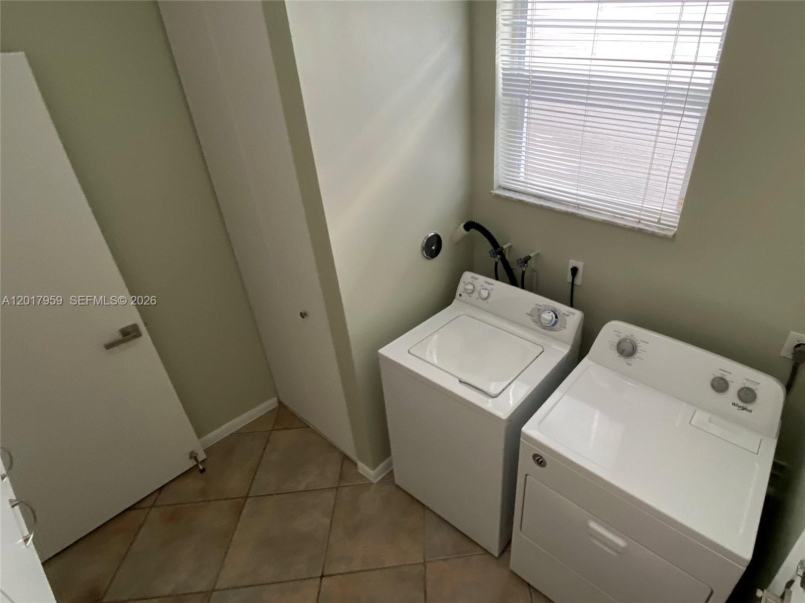 TOWNGATE 156-11 B A POR P - Residential