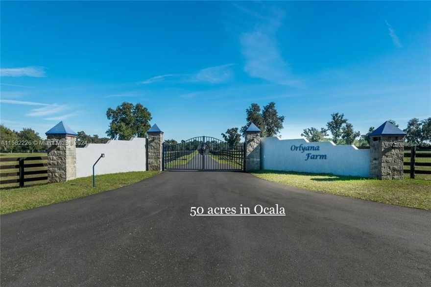 Ocala, 50 acres (exactly 49.43) in Marion County, build the home of your dreams! Central location, perfect for equestrians. Just 4 miles from HITS and approximately 14 miles from the recently opened World Equestrian Center, it is also close to a variety of grocery stores, shopping stores, Restaurants, and Ocala City. Entering via a paved driveway, you will pass several pastures as you make your way to the main living space of the property. Constructed of concrete to ensure durability, the 10-room barn also includes an upstairs apartment/office space with a balcony, as well like a washing rack. House 4B/ 2b, 212 m2 round corral and an equine pool complete with a wooden walkway and a fountain.