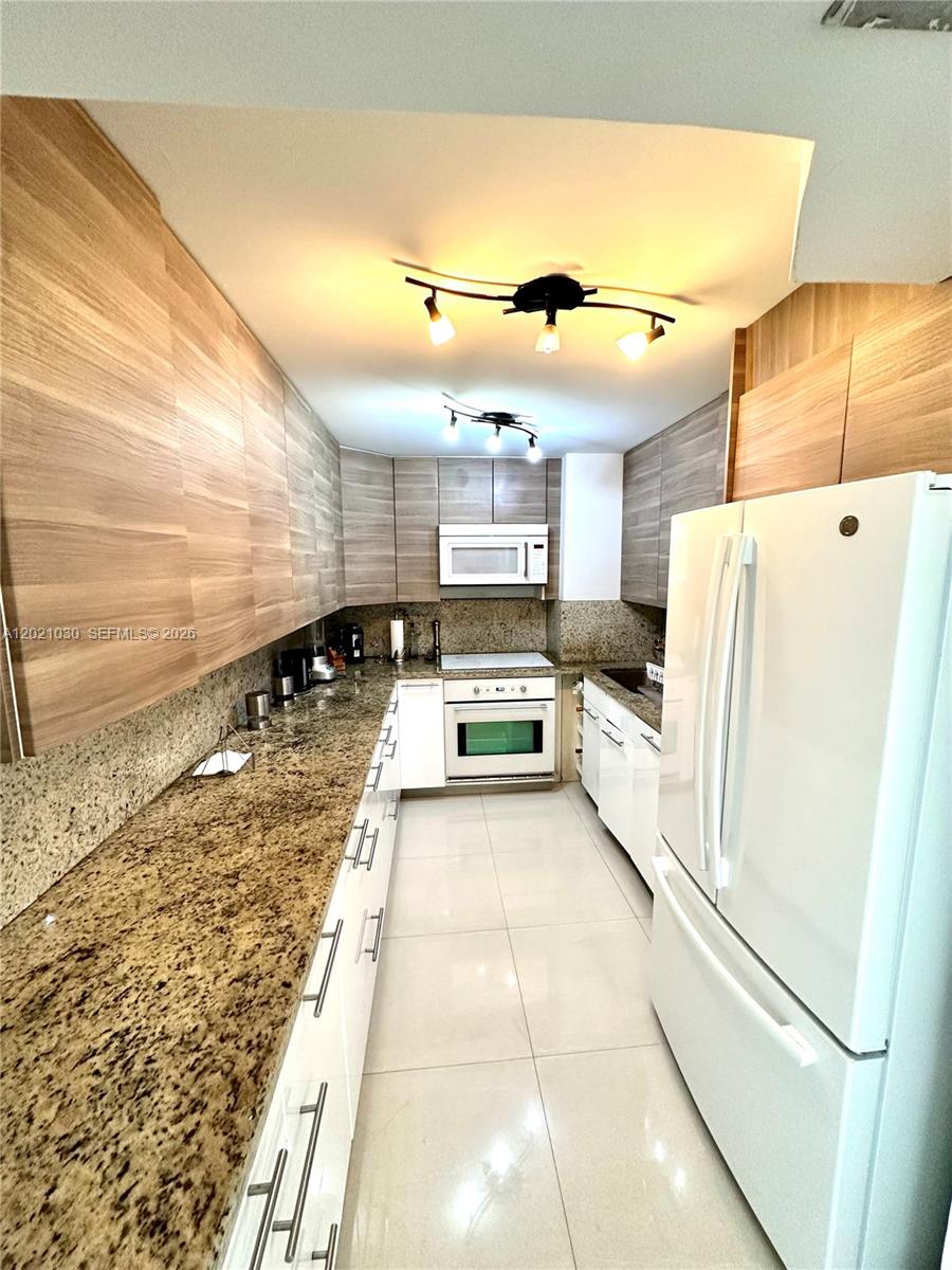 Properties 2 100 Bayview Dr 1729