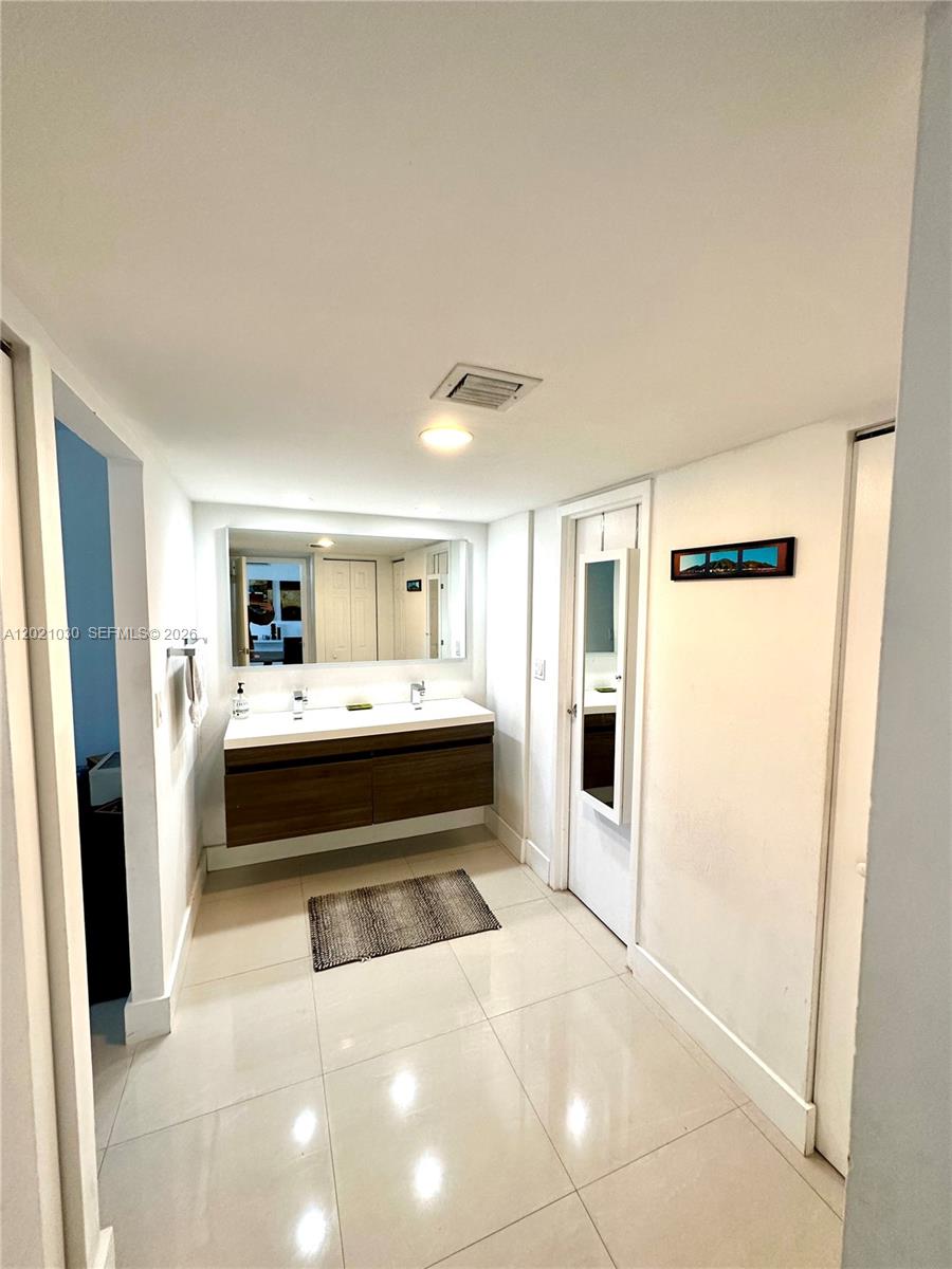 Properties 4 100 Bayview Dr 1729