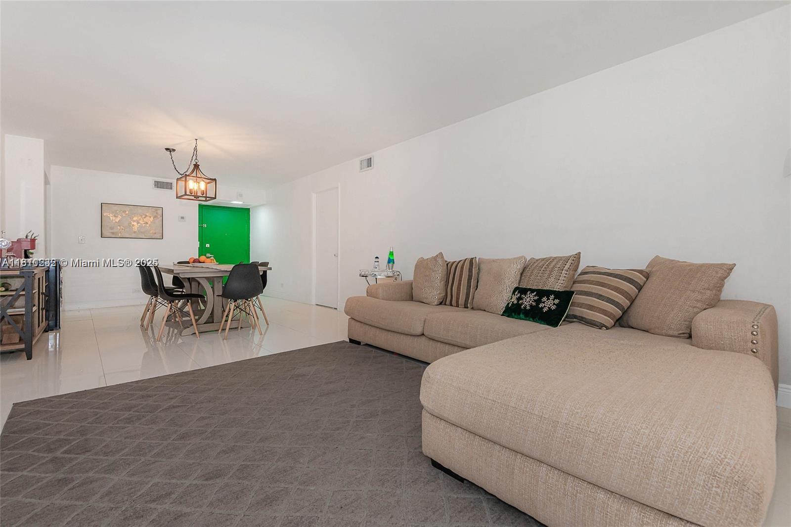 6039 Collins Ave 307