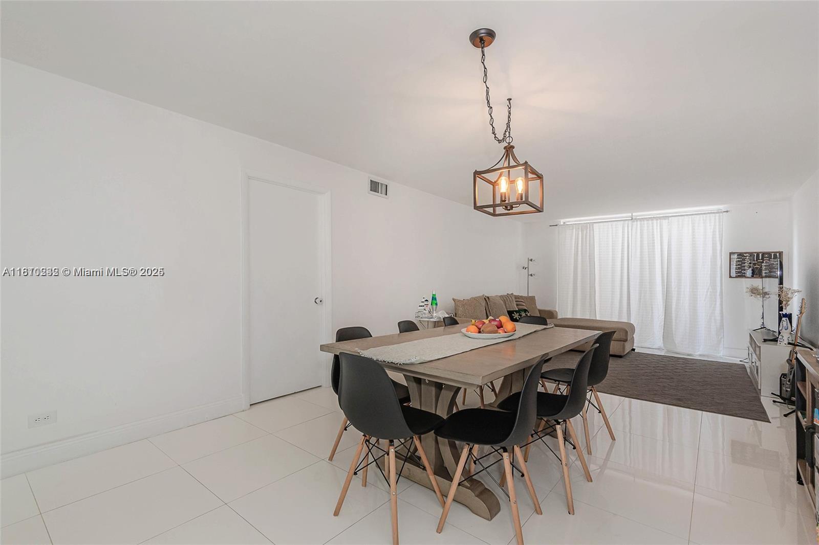 6039 Collins Ave 307, Miami Beach, Miami-Dade County, Florida - 1 Bedrooms  
2 Bathrooms - 
