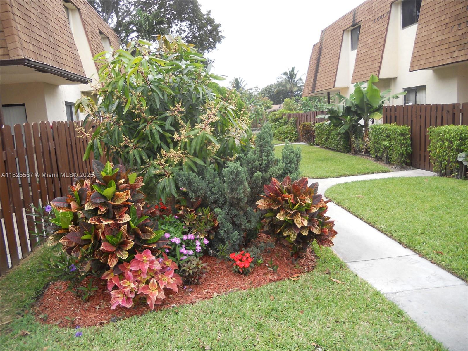Beatiful3 BED 2 1/2 BATH. Steel Appliances - Washer/Dryer Laundry Room -Awesome TownHome whit private Courtyard in Well Maintained Community and in move Condition- New Floor in 2nd Floor - Freshly painted