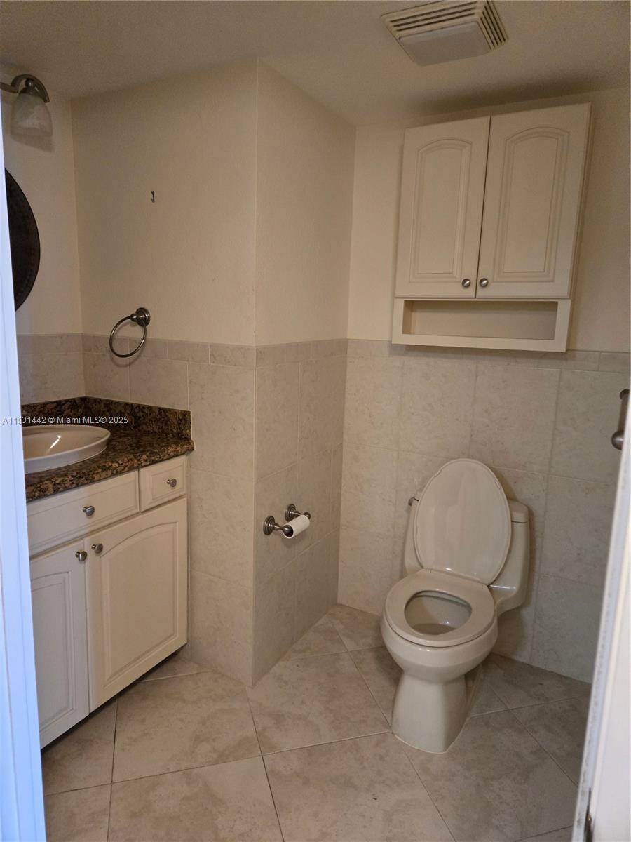 COUNTRY CLUB TOWER COROF - Residential Lease