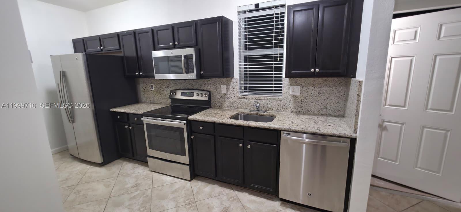 KENDALL COMMONS RESIDENTI - Residential Lease