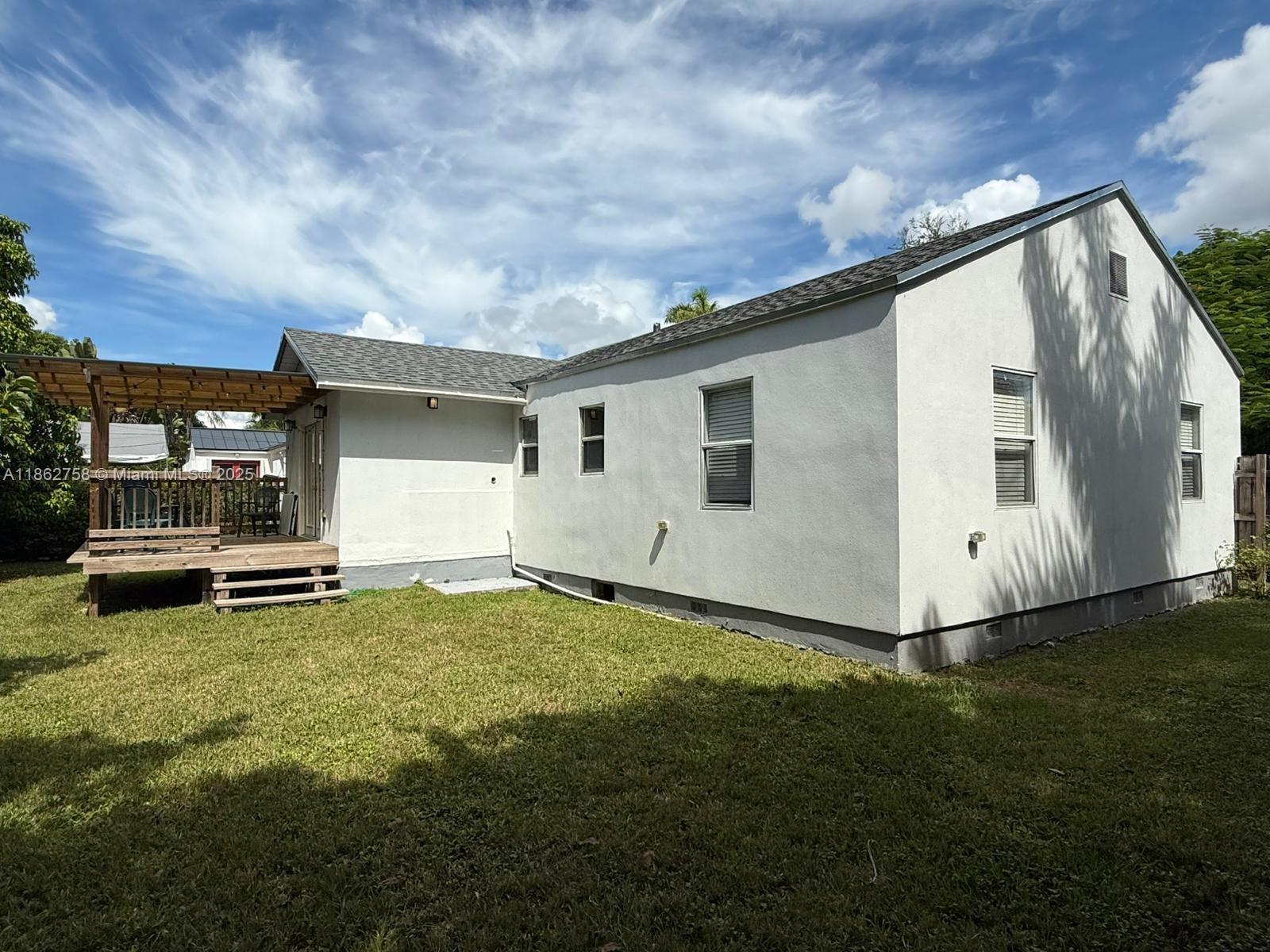 UNIVERSITY MNR - Residential