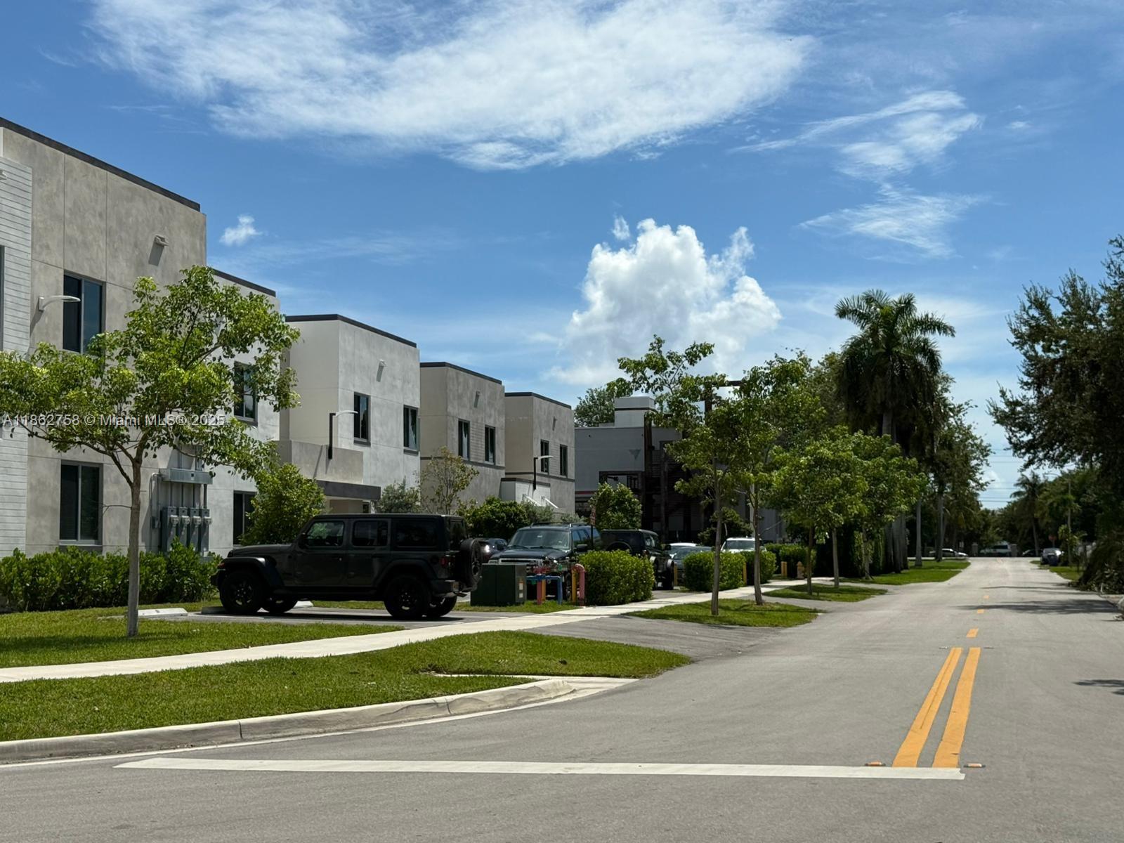 UNIVERSITY MNR - Residential