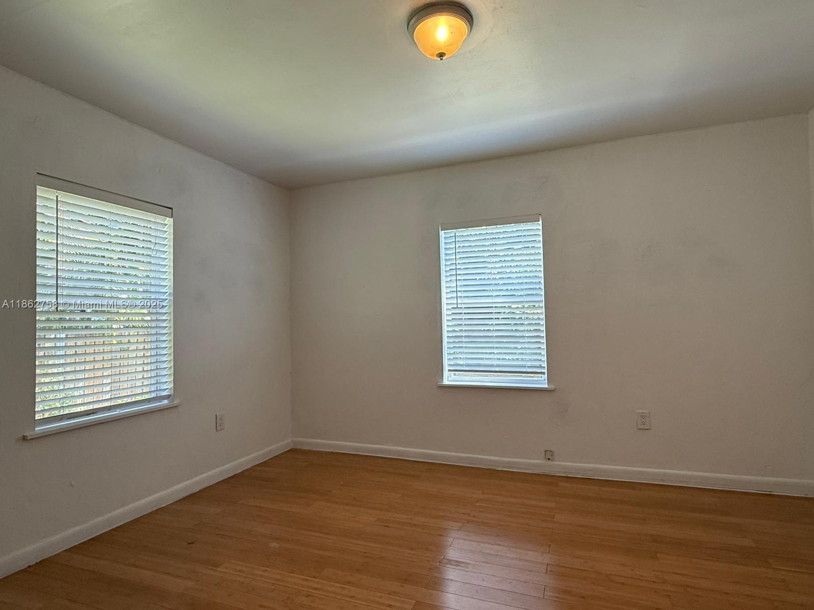 UNIVERSITY MNR - Residential